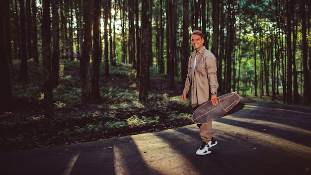 Giovane uomo su uno skateboard nel parco