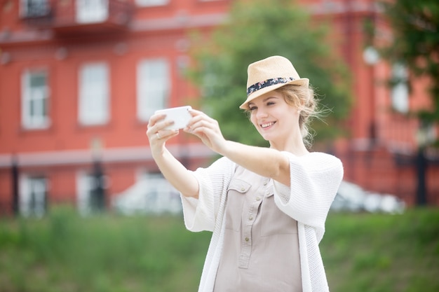 Giovane, viaggiatore, donna, fare, selfie, viaggio, all&#39;estero