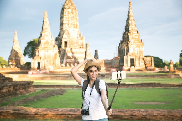 Giovane viaggiatore femminile asiatico con lo zaino che viaggia la provincia di Ayutthaya, Tailandia