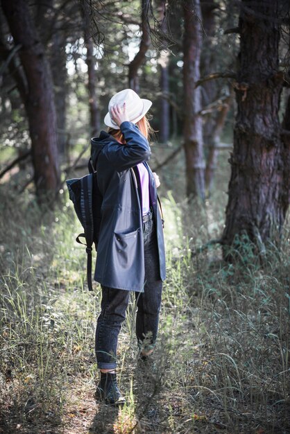 Giovane viaggiatore guardando l&#39;albero