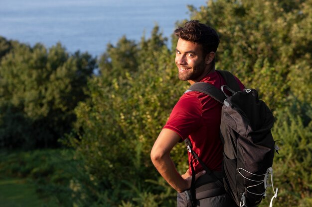 Giovane viaggiatore maschio che va a fare un'escursione