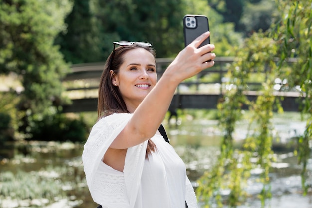 Giovane viaggiatrice che si fa un selfie