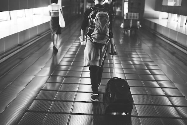 Giovane viaggio dell&#39;uomo caucasico con bagagli nell&#39;aeroporto