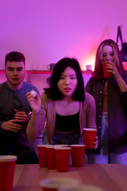 Giovani adulti che giocano a beer pong