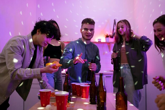 Giovani adulti che giocano a beer pong