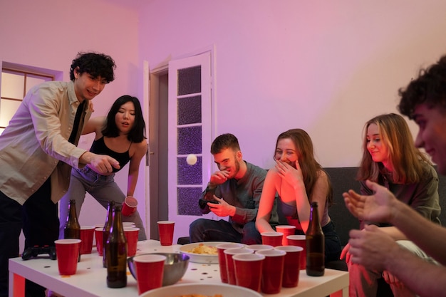 Giovani adulti che giocano a beer pong