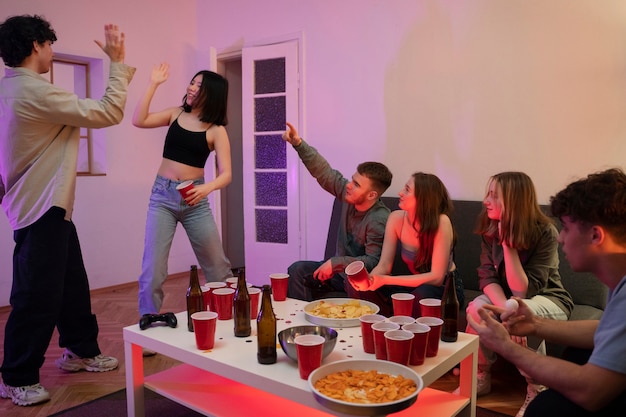 Giovani adulti che giocano a beer pong