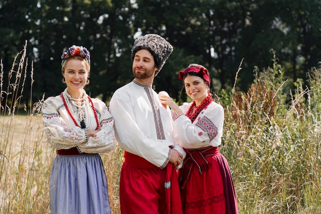 Giovani adulti che indossano costumi di danza popolare