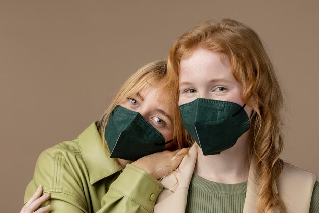 Giovani adulti che indossano una maschera facciale