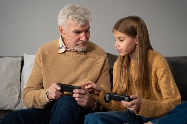 Giovani adulti che insegnano a persone anziane sui dispositivi digitali