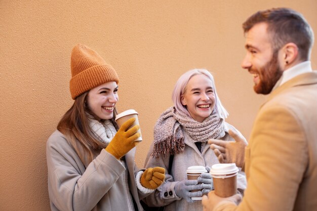 Giovani adulti che si divertono insieme