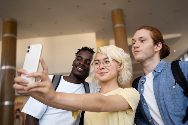 Giovani adulti che si incontrano per studiare