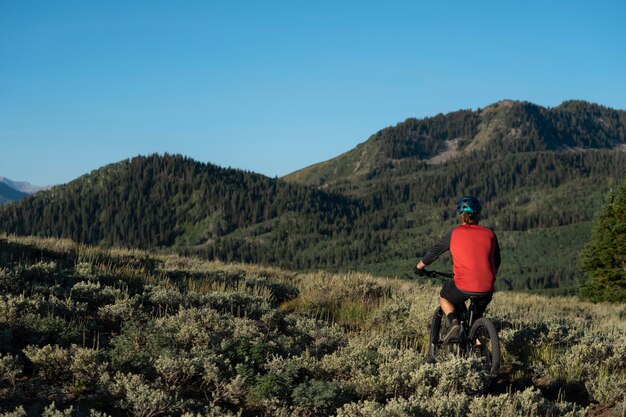 Giovani adulti che utilizzano la bici elettrica in campagna