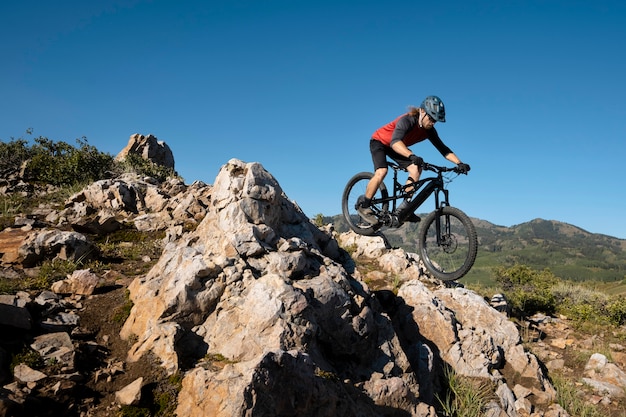 Giovani adulti che utilizzano la bici elettrica in campagna