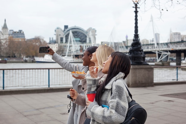 Giovani adulti che viaggiano a Londra