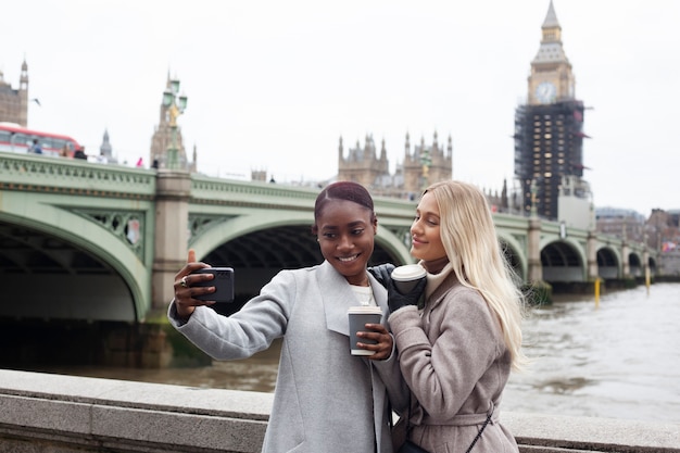 Giovani adulti che viaggiano a Londra