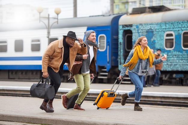 Giovani adulti che viaggiano in inverno