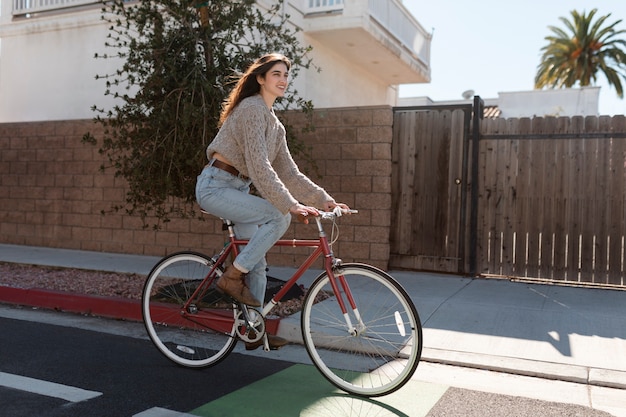 Giovani adulti che viaggiano utilizzando la mobilità sostenibile