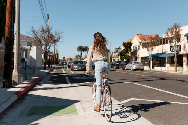 Giovani adulti che viaggiano utilizzando la mobilità sostenibile