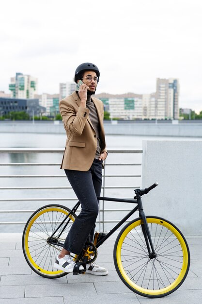 Giovani adulti in bicicletta per lavorare in città