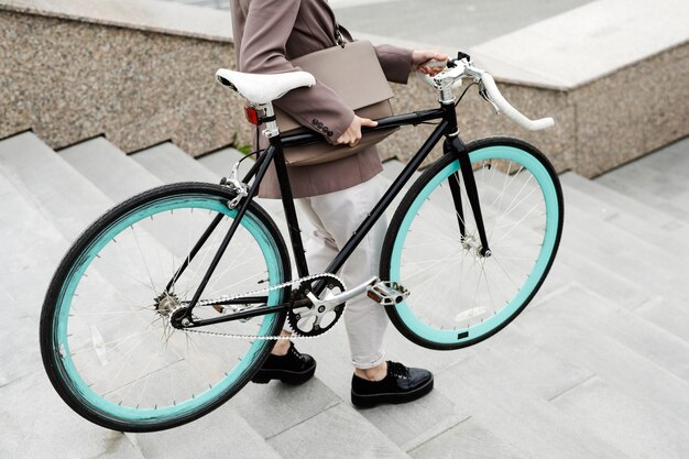 Giovani adulti in bicicletta per lavorare in città