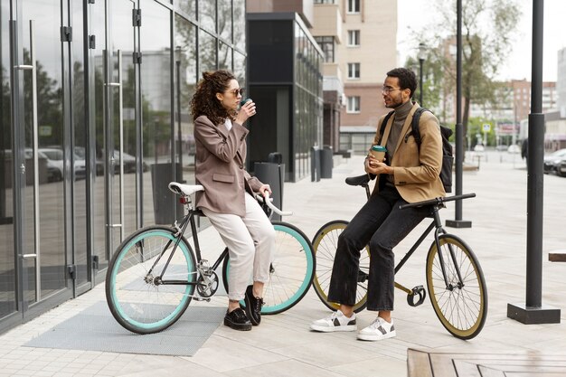 Giovani adulti in bicicletta per lavorare in città