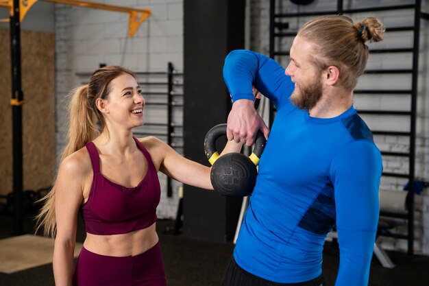 Giovani adulti in palestra sportiva con kettlebell