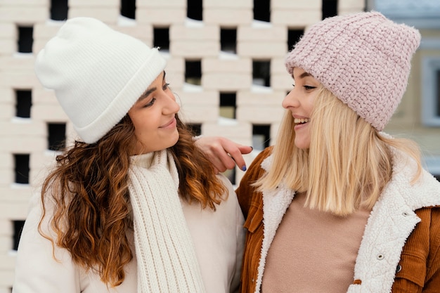 Giovani amiche all'aperto che si guardano l'un l'altro