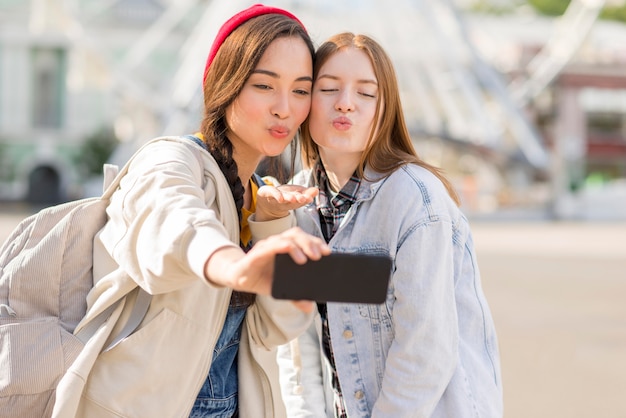 Giovani amiche che prendono selfie