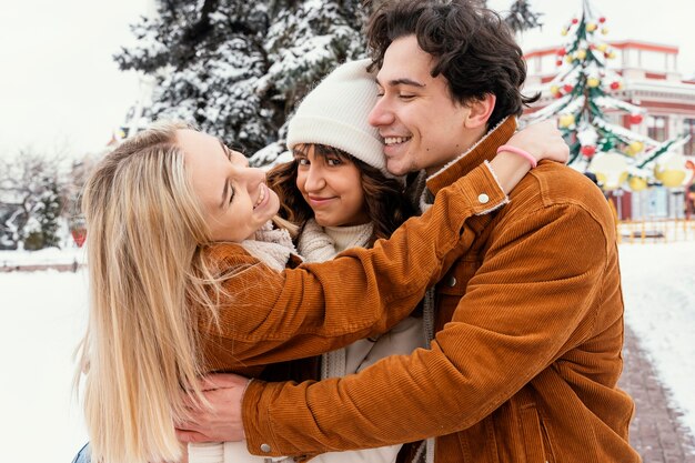 Giovani amici all'aperto che godono del tempo insieme