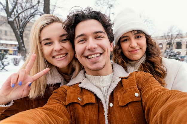 Giovani amici all'aperto che godono del tempo insieme