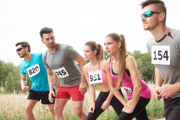 Giovani amici che corrono durante una maratona