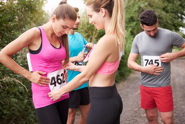 Giovani amici che corrono durante una maratona