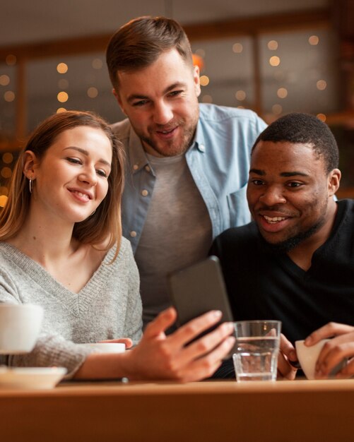 Giovani amici che prendono selfie insieme