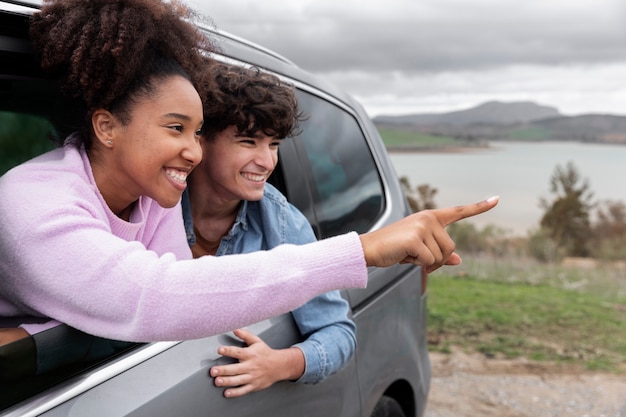 Giovani amici che si godono un viaggio in auto familiare