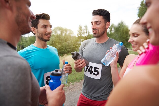 Giovani amici che si preparano per una maratona