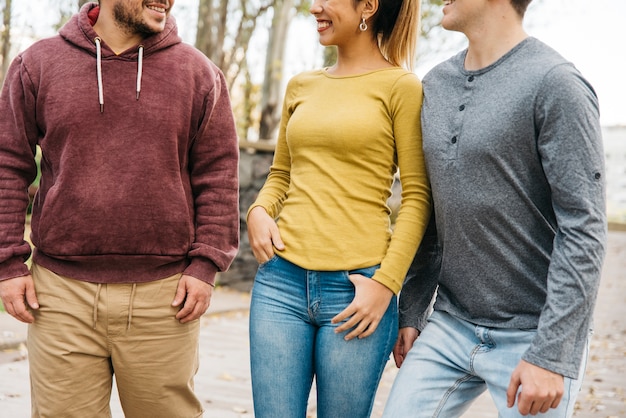 Giovani amici che sorridono mentre si cammina in abiti casual