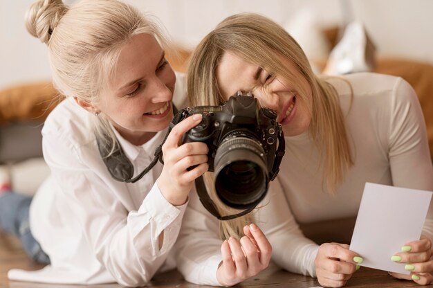 Giovani amici che utilizzano una macchina fotografica professionale