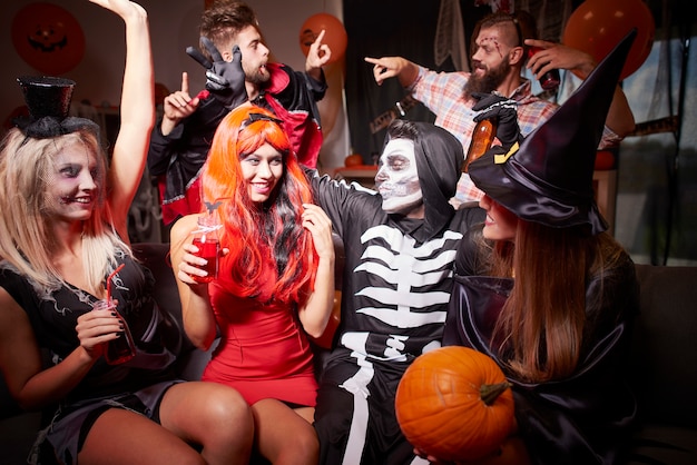 Giovani amici divertendosi alla festa di Halloween