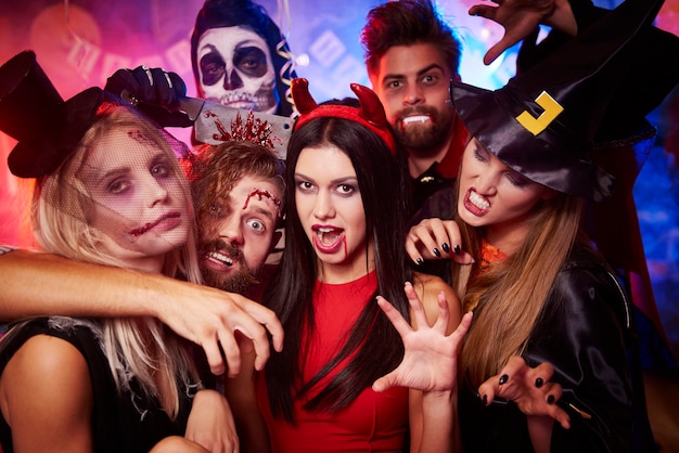 Giovani amici divertendosi alla festa di Halloween