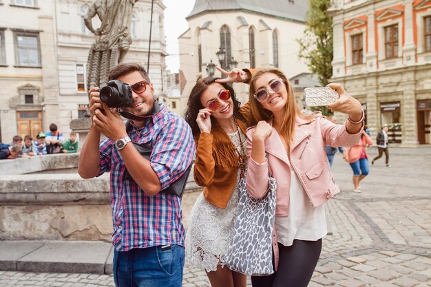 Giovani amici hipster che fanno le foto