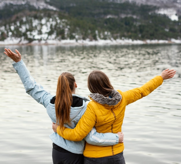 Giovani belle donne in natura