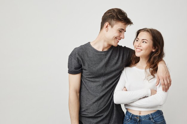 Giovani belle giovani coppie nell'amore che abbraccia