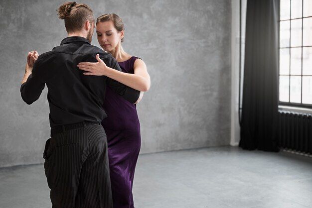 Giovani che ballano il tango in uno studio