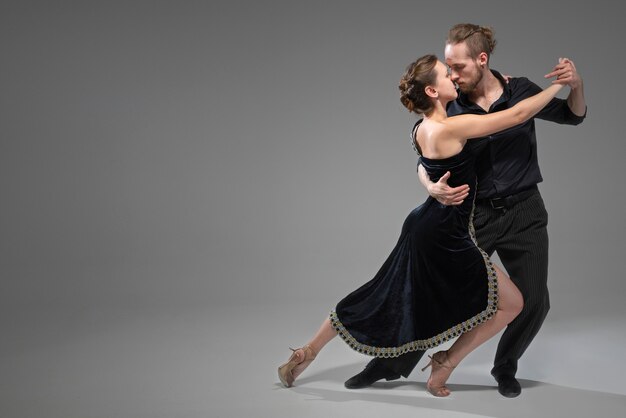 Giovani che ballano il tango in uno studio