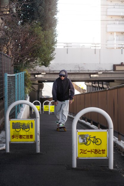 Giovani che fanno skateboard in Giappone