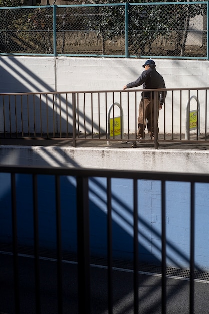 Giovani che fanno skateboard in Giappone