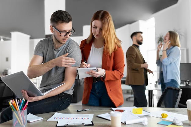 Giovani che hanno una riunione di lavoro in ufficio