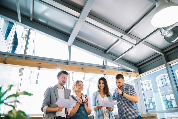 Giovani che lavorano in ufficio durante la pausa