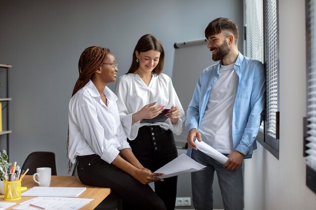 Giovani che lavorano insieme in una startup